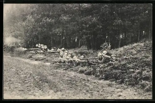 AK Soldaten der Infanterie am Waldesrand