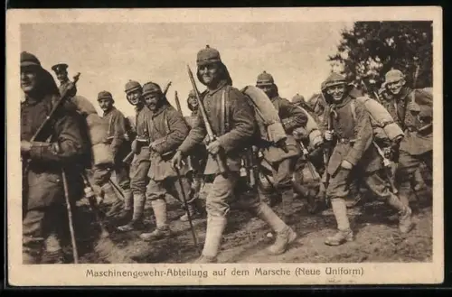 AK Maschinengewehr-Abteilung in neuer Uniform auf dem Marsch