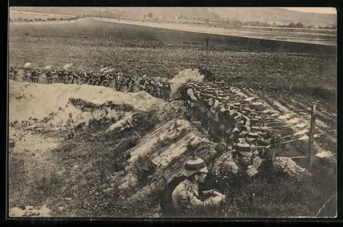 AK Feuernde Infanterie im Schützengraben