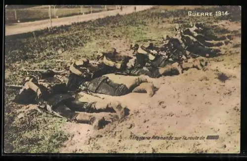 AK Deutsche Infanterie liegen in Erwartung