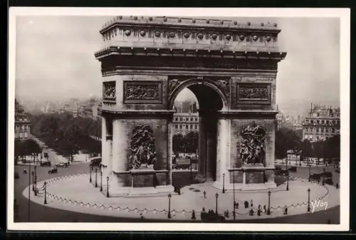 AK Paris, L`Arc de Triomphe, Blick auf Triumphbogen