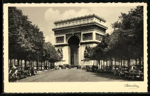 AK Paris, L`Arc de Triomphe de l`Etoile, Strassenpartie mit Autos und Blick auf Triumphbogen