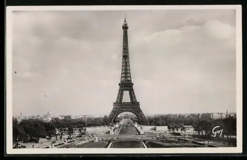 AK Paris, La Tour Eiffel et les Jardins du Trocadero, Eiffelturm