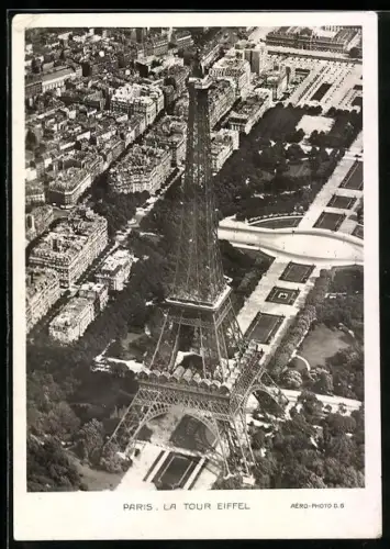 AK Paris, La Tour Eiffel, Eiffelturm, Fliegeraufnahme