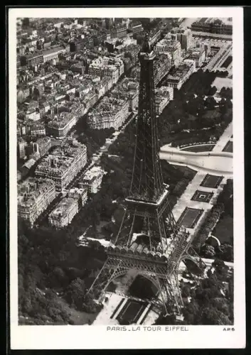 AK Paris, La Tour Eiffel, Eiffelturm, Fliegeraufnahme