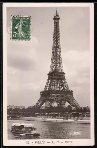 AK Paris, La Tour Eiffel, Eiffelturm mit Boot