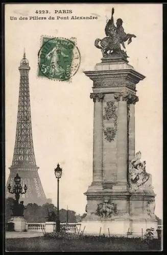 AK Paris, La Tour Eiffel, Un des Piliers du Pont Alexandre, Eiffelturm