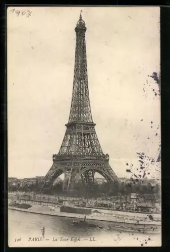 AK Paris, La Tour Eiffel, Eiffelturm mit Dampfer