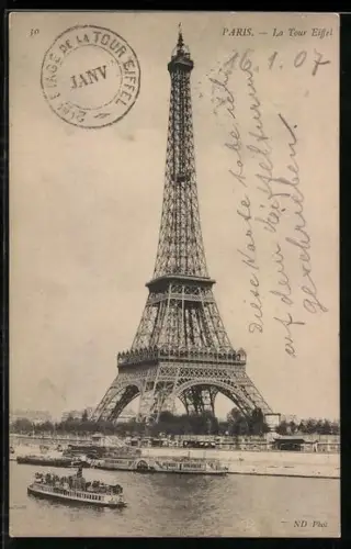 AK Paris, La Tour Eiffel, Dampfer passiert den Eiffelturm
