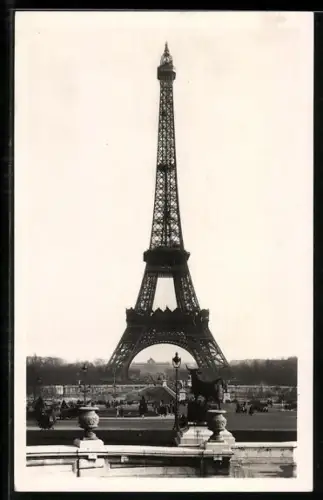 AK Paris VII, La Tour Eiffel, Blick zum Eiffelturm