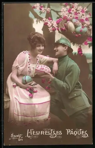 AK Soldat bringt seiner Geliebten Osterereier