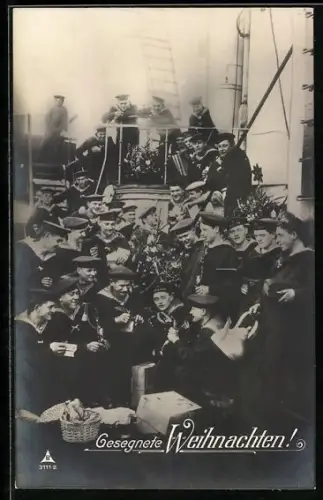 AK Matrosen auf ihrem Schiff mit Weihnachtsbäumen