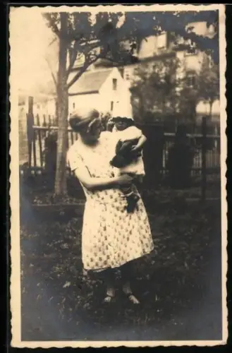 Foto-AK Mutter hält ihr Kind mit einem Teddy im Arm