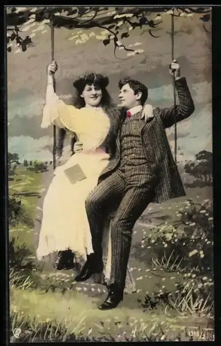 AK Paar sitzt zusammen auf einer Schaukel