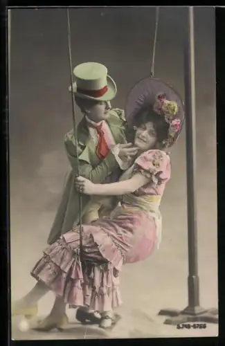 AK Dame in elegantem Kleid sitzt auf einer Schaukel