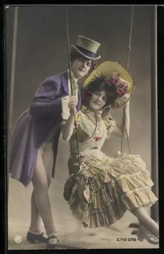AK Paar in eleganter Kleidung an einer Schaukel