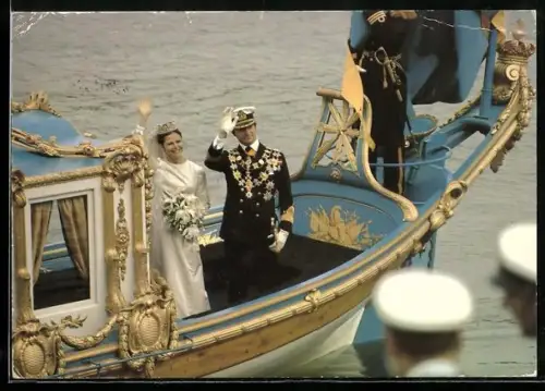 AK König Carl XVI Gustaf und Königin Silvia von Schweden bei ihrer Hochzeit in einem Boot