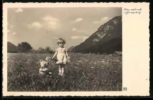 AK Kind mit Teddy auf einer Wiese