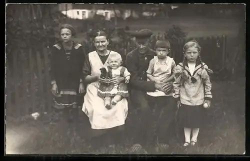 AK Familienfoto mit Teddy im Garten