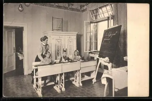 AK Kleine Schulklasse im Klassenraum