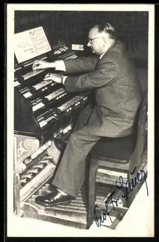 Foto-AK Prof. F. Sauer an einer Orgel mit Signatur