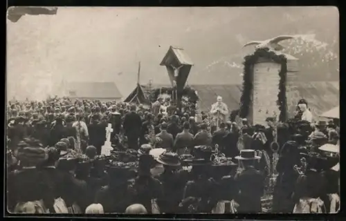 Foto-AK Liesing im Lesachtal, Einweihung des Kriegerdenkmals