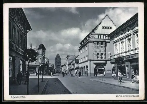 AK Demmin /Pom., Strasse mit Geschäften