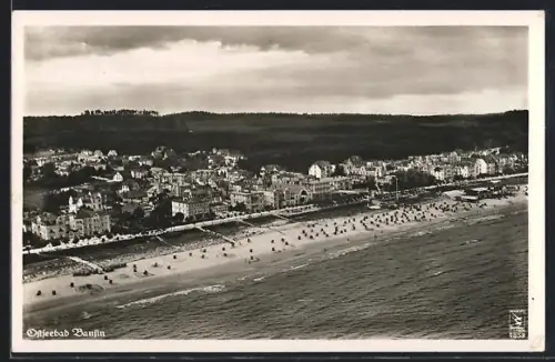 AK Bansin, Strandpromenade, Strandkörbe, Ortsansicht