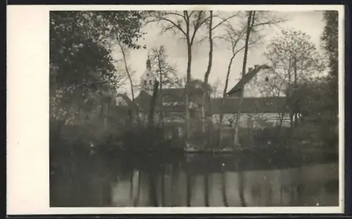 Foto-AK Zörbig, Kirche und Häuser am Wasser