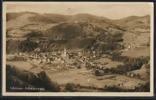 AK Schönau /Schwarzwald, Ortsansicht, Kirche, umliegende Berge