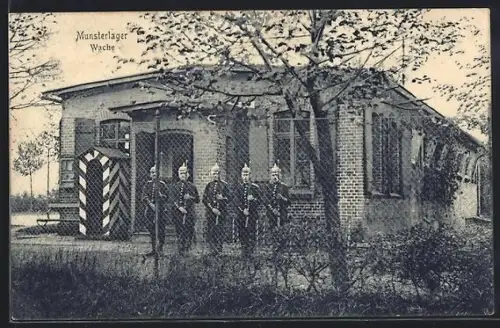 AK Munsterlager, Wache, Soldaten vor Wachgebäude