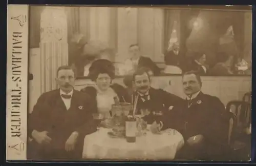 AK Hamburg-St.Pauli, Ballhaus-Trichter, Gesellschaft am Tisch
