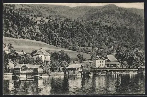 AK Sattendorf a. Oss.-See, Seepanorama mit Bootshäusern, Ufergebäuden und Kirche