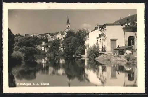 AK Waidhofen a. d. Thaya, Uferpartie mit Häusern und Kirche, Spiegelung im Fluss