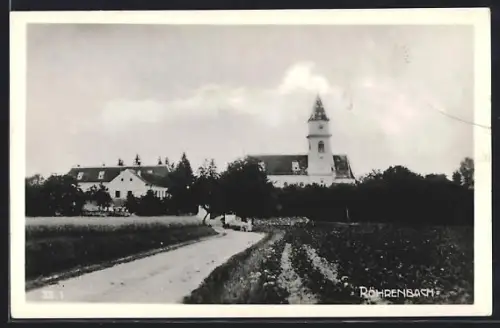 AK Röhrenbach, Kirche mit Nebengebäuden und Landstrasse im Vordergrund