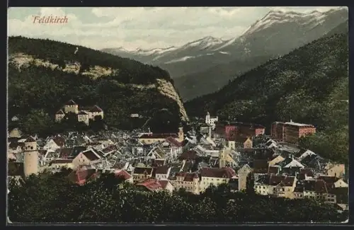 AK Feldkirch, Stadtpanorama mit Schloss, Kirche und Bergkulisse