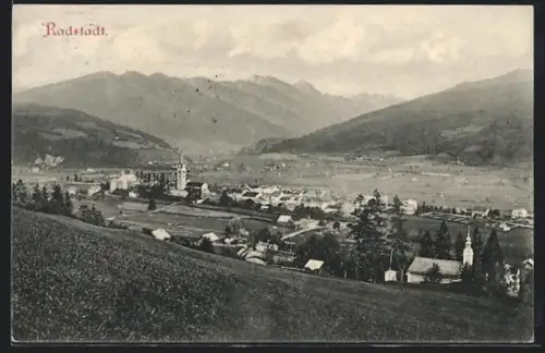 AK Radstadt, Ortsansicht mit Kirche, Tal und Bergpanorama