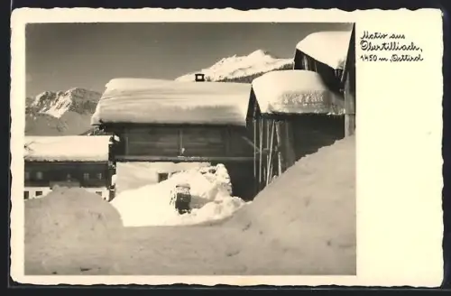 AK Obertilliach /Osttirol, Winteransicht mit verschneiten Holzhäusern