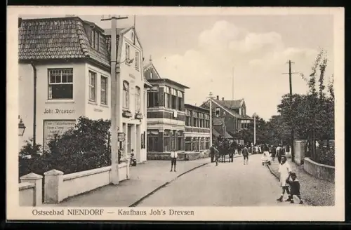 AK Niendorf / Ostsee, Kaufhaus Joh`s Drevsen, Spaziergänger
