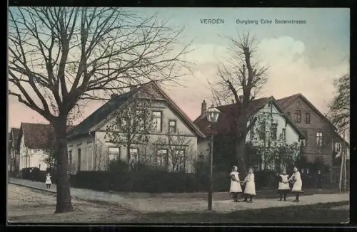 AK Verden, Burgberg Ecke Sedanstrasse mit Passanten