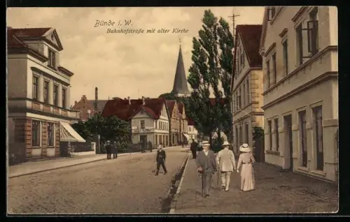 AK Bünde i. W., Bahnhofstrasse mit alter Kirche