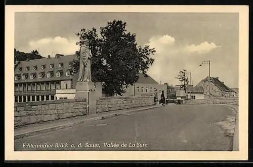 AK Echternacherbrück /Sauer, Strassenpartie mit Brückenstandbild