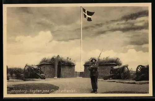 AK Kronborg, dänischer Soldat beim Flaggen-Appell, Geschütze zum Küstenschutz