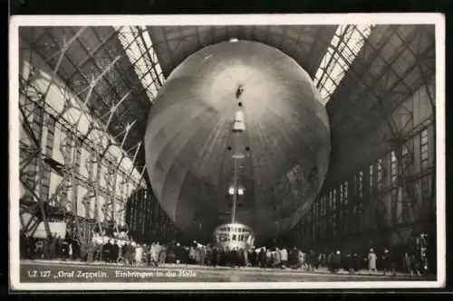 AK Luftschiff LZ 127 Graf Zeppelin beim Einbringen in die Halle
