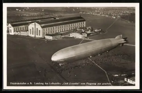 AK Friedrichshafen, Landung des Luftschiffs Graf Zeppelin vom Flugzeug aus gesehen, Neue Luftschiffhalle