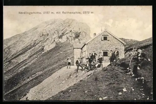 AK Nördlingerhütte, Wanderer vor der Hütte, Blick zur Reitherspitze