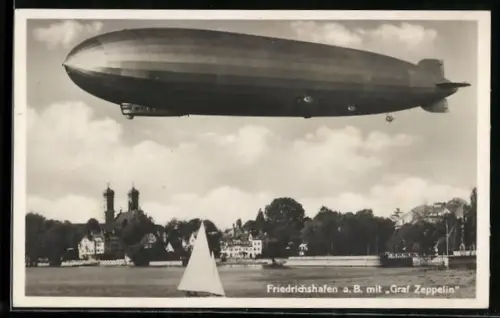 AK Friedrichshafen a. B., Luftschiff Graf Zeppelin über dem See