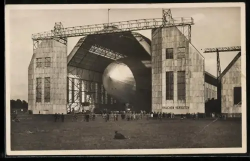 AK Friedrichshafen, Luftschiff LZ 127 Graf Zeppelin startbereit in der Luftschiffhalle, Luftschiffbau Zeppelin GmbH