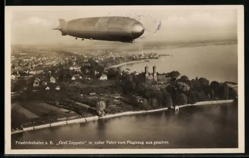 AK Friedrichshafen a. B., Luftschiff Graf Zeppelin in voller Fahrt vom Flugzeug aus gesehen