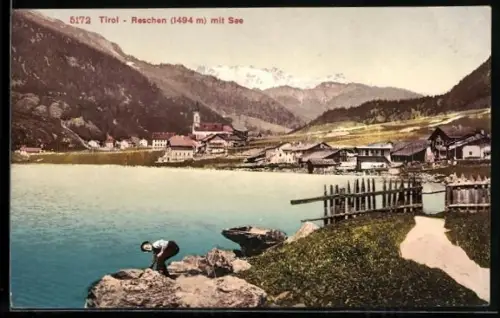 AK Reschen, Uferpartie am See mit Blick nach der Kirche